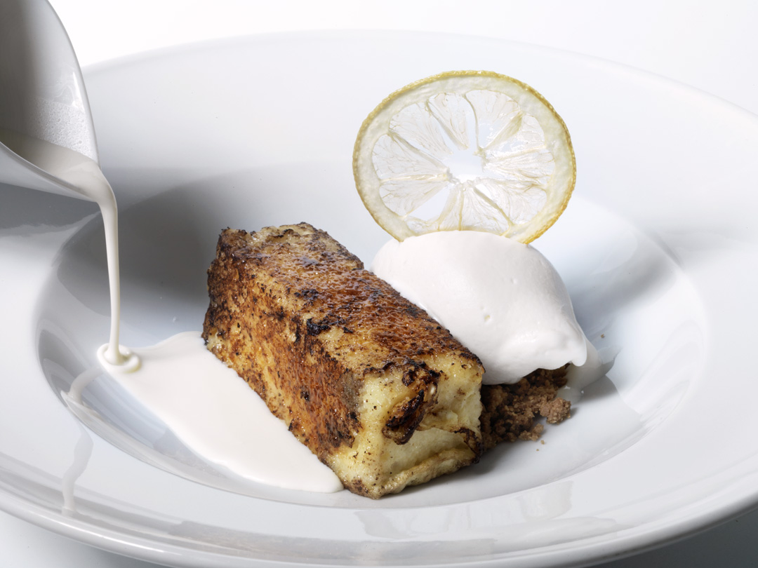 Sents Torrija de brioche caramelizada, helado de leche merengada y cremita caliente de chocolate blanco.